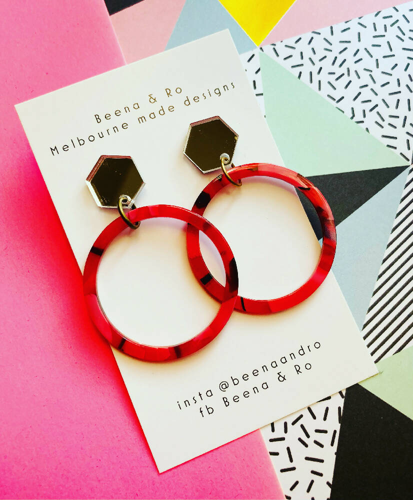 Mottled red / silver mirror hexagon hoop earrings