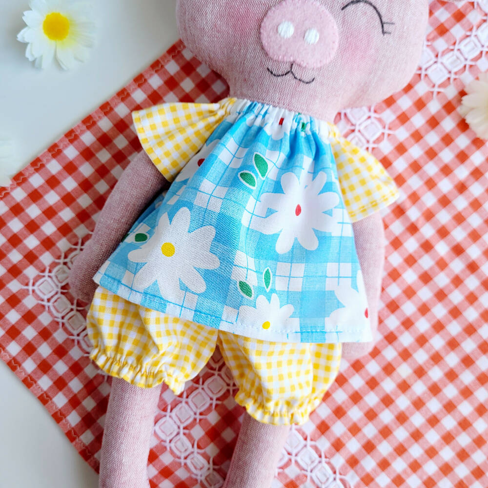 Priscilla Pig - Gingham Daisies
