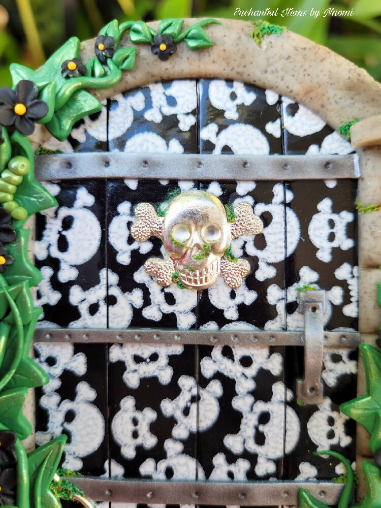 Skull and cross bones Fairy door