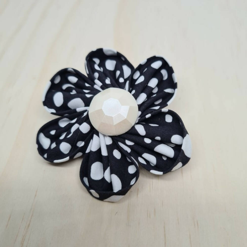 Flower Bloom Black White Spot Addicted to Butotns (1)