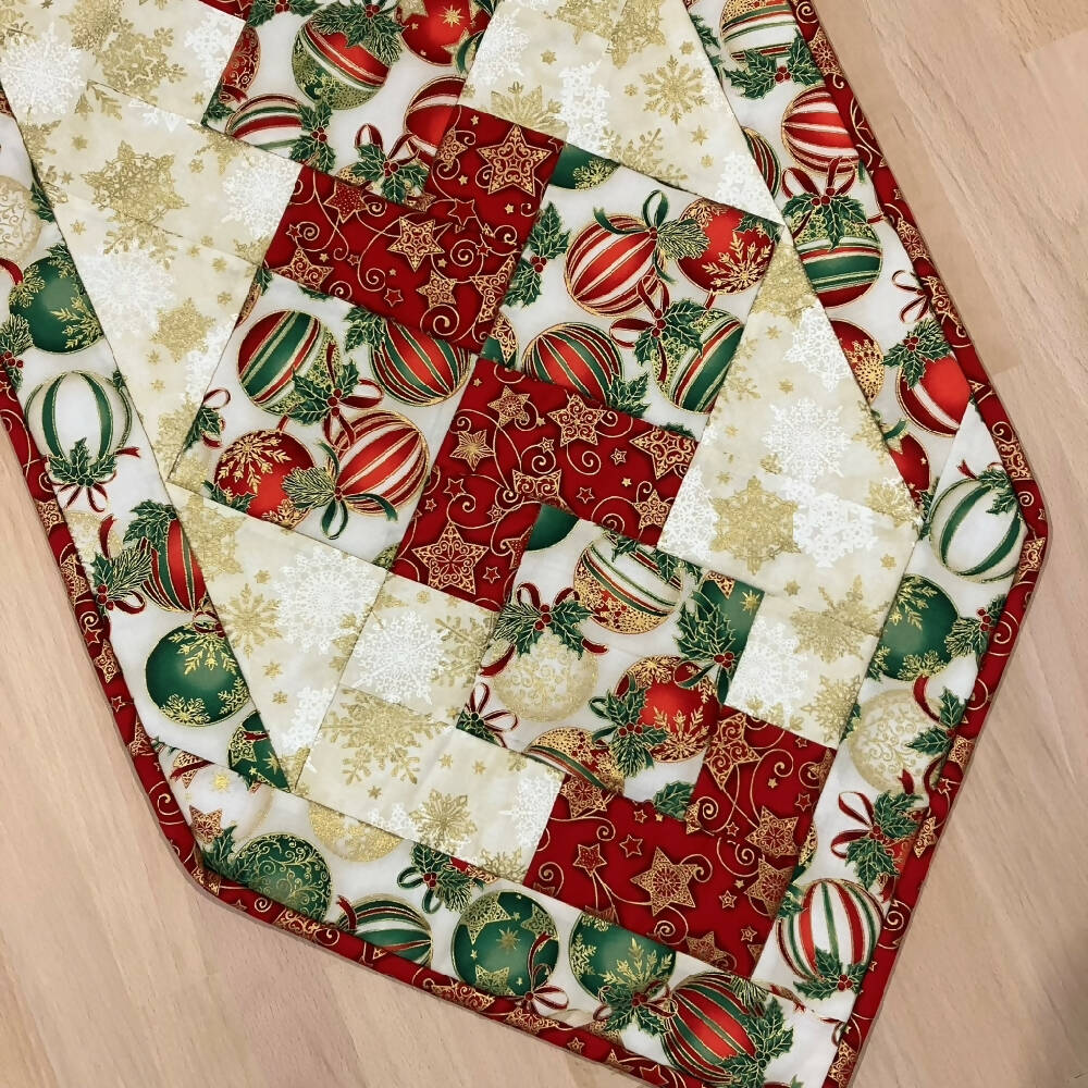 Christmas table runner handmade quilted Australia