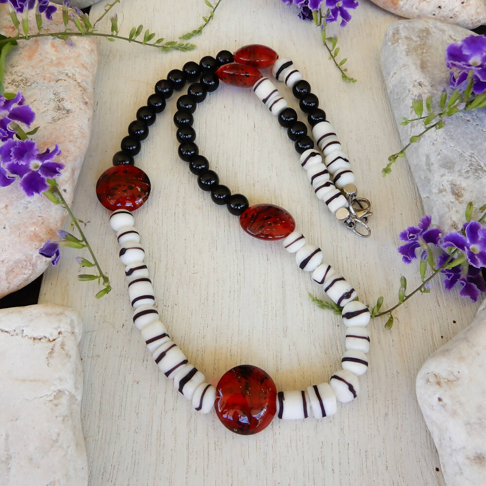 Black, White & Red Beaded Necklace "Chelsea"