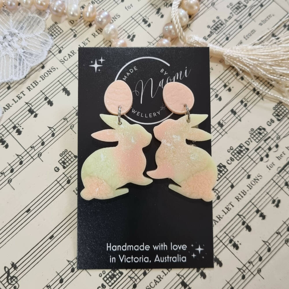 Pastel resin rabbit and egg dangle earrings ?