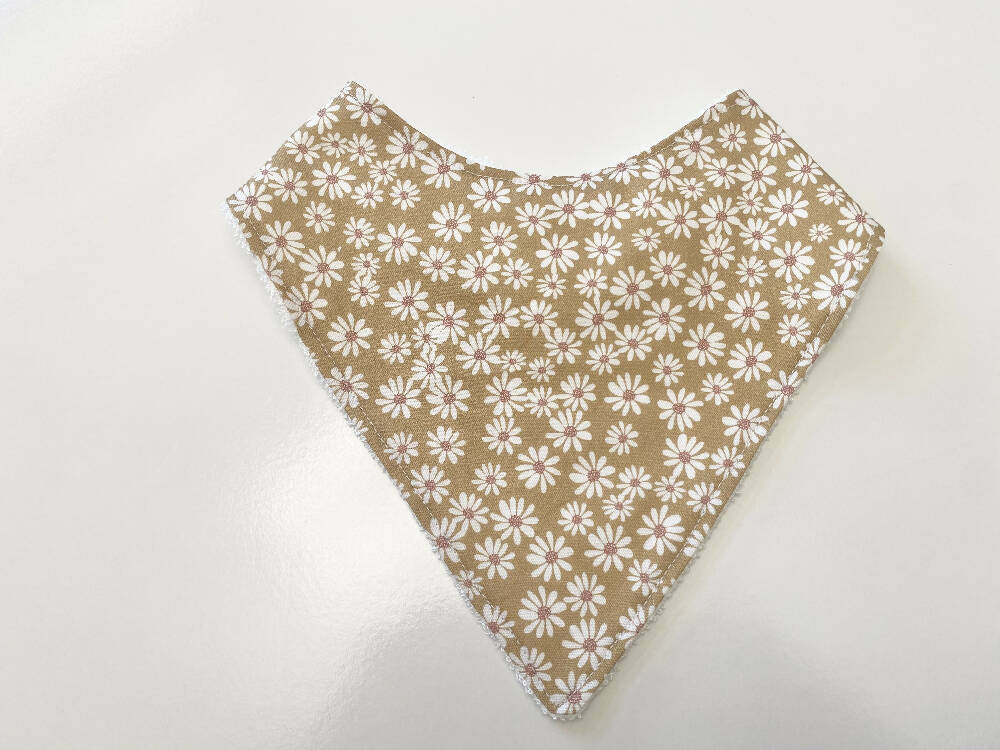 Dainty daisies bandana bib