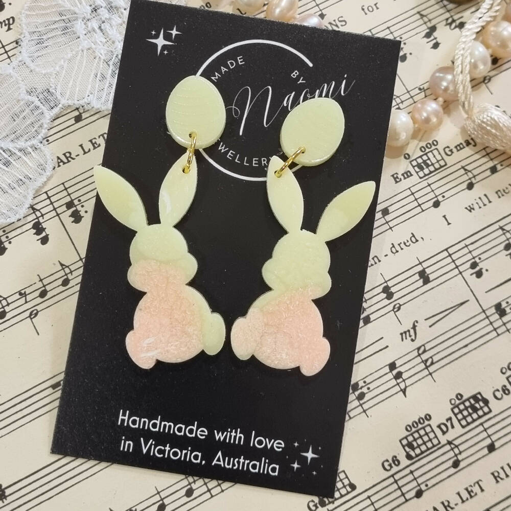 Pastel resin rabbit and egg dangle earrings ?