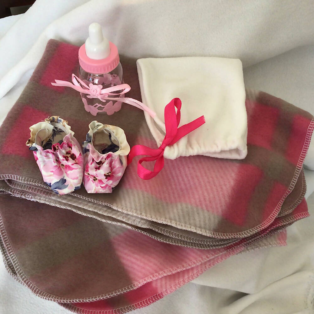 Bonnet, Bootees, Bottle, Blanket set (pink)