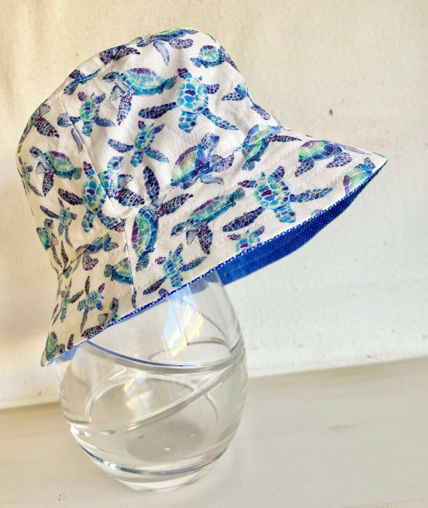 Summer hat in sweet turtles fabric