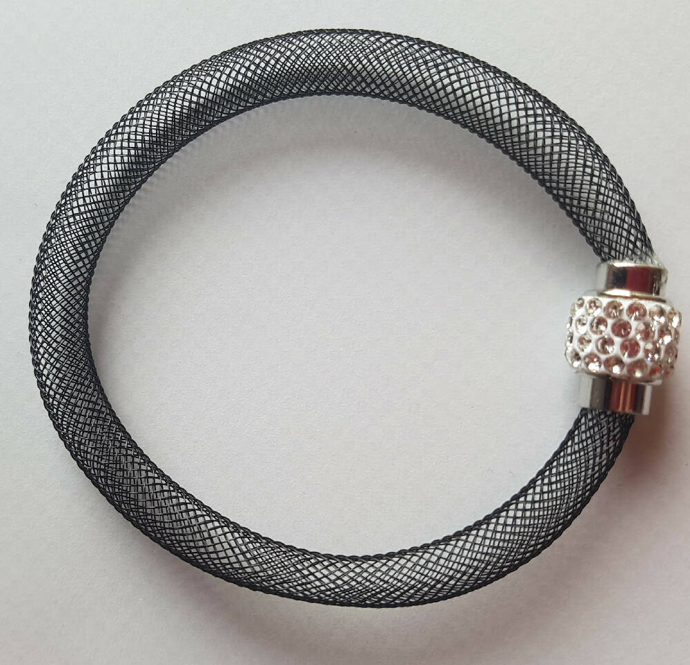 Bangle bracelet. Nylon mesh magnetic clasp