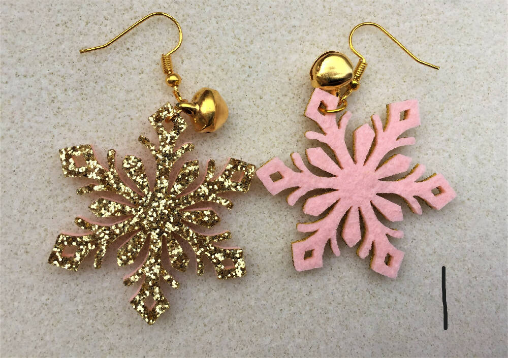 Naryanabeads snowflake earrings big golden. front side - golden glitter, back-pink felt, golden colour jingle bell