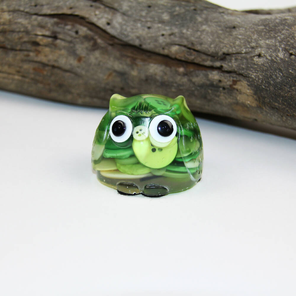 Ornament Owl Green Buttons Resin Addicted to Buttons (71)