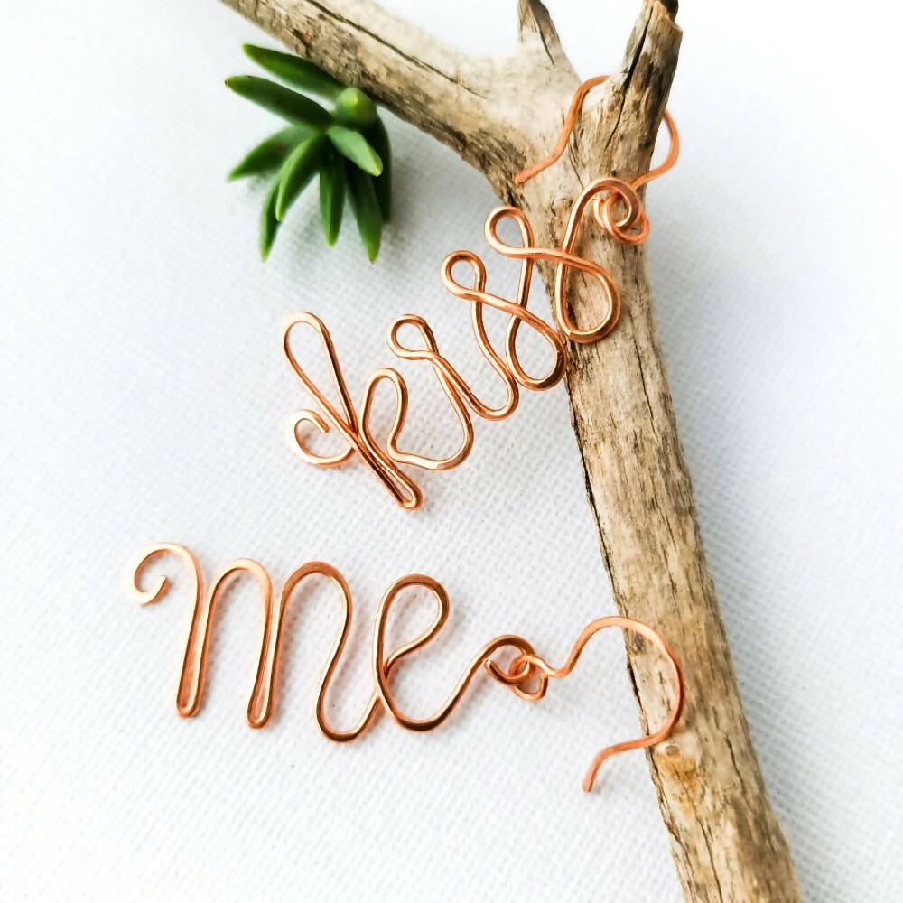 earrings-kiss-me-dangle-cheeky