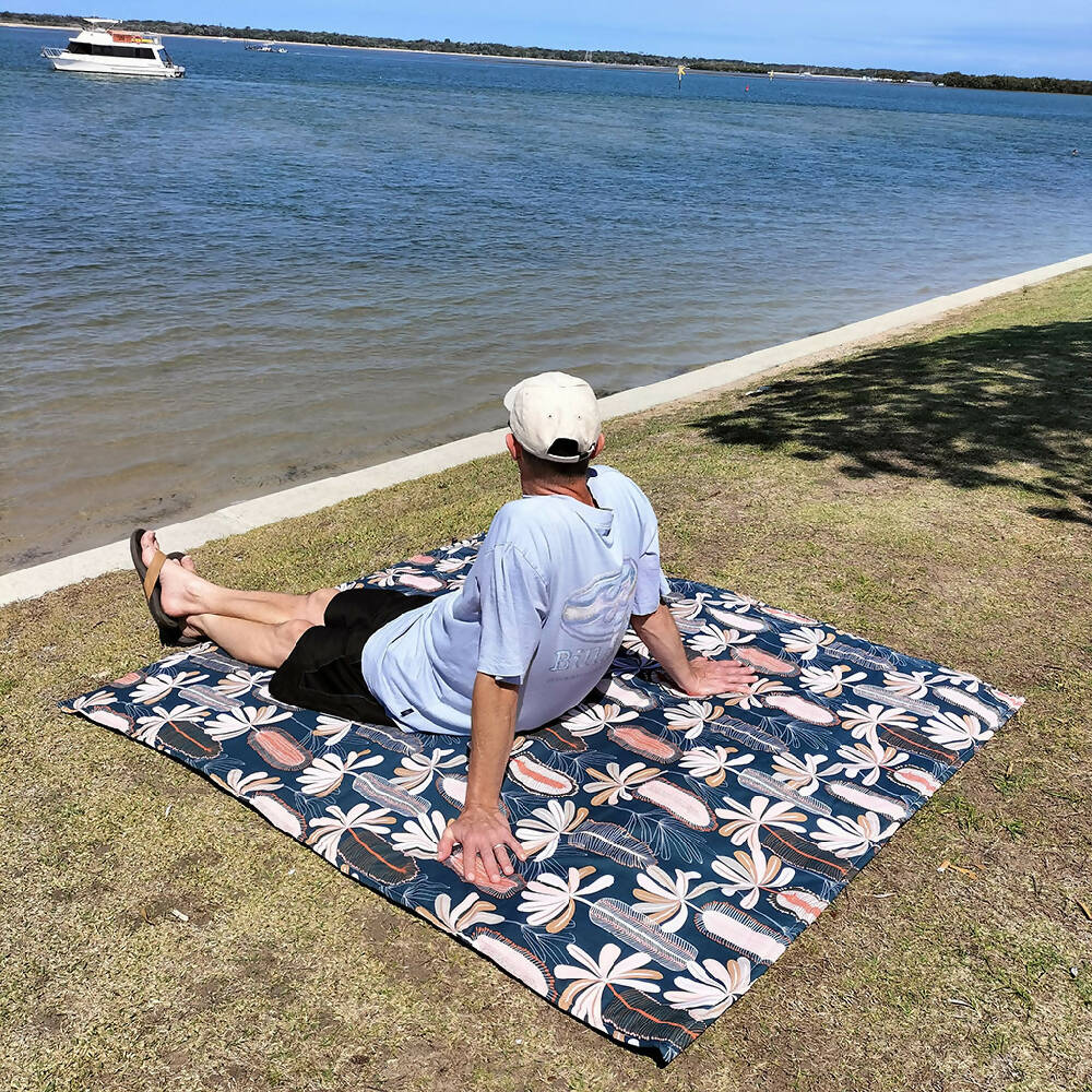 Picnic and beach quilted blanket . XL size 143 cm x 170 cm