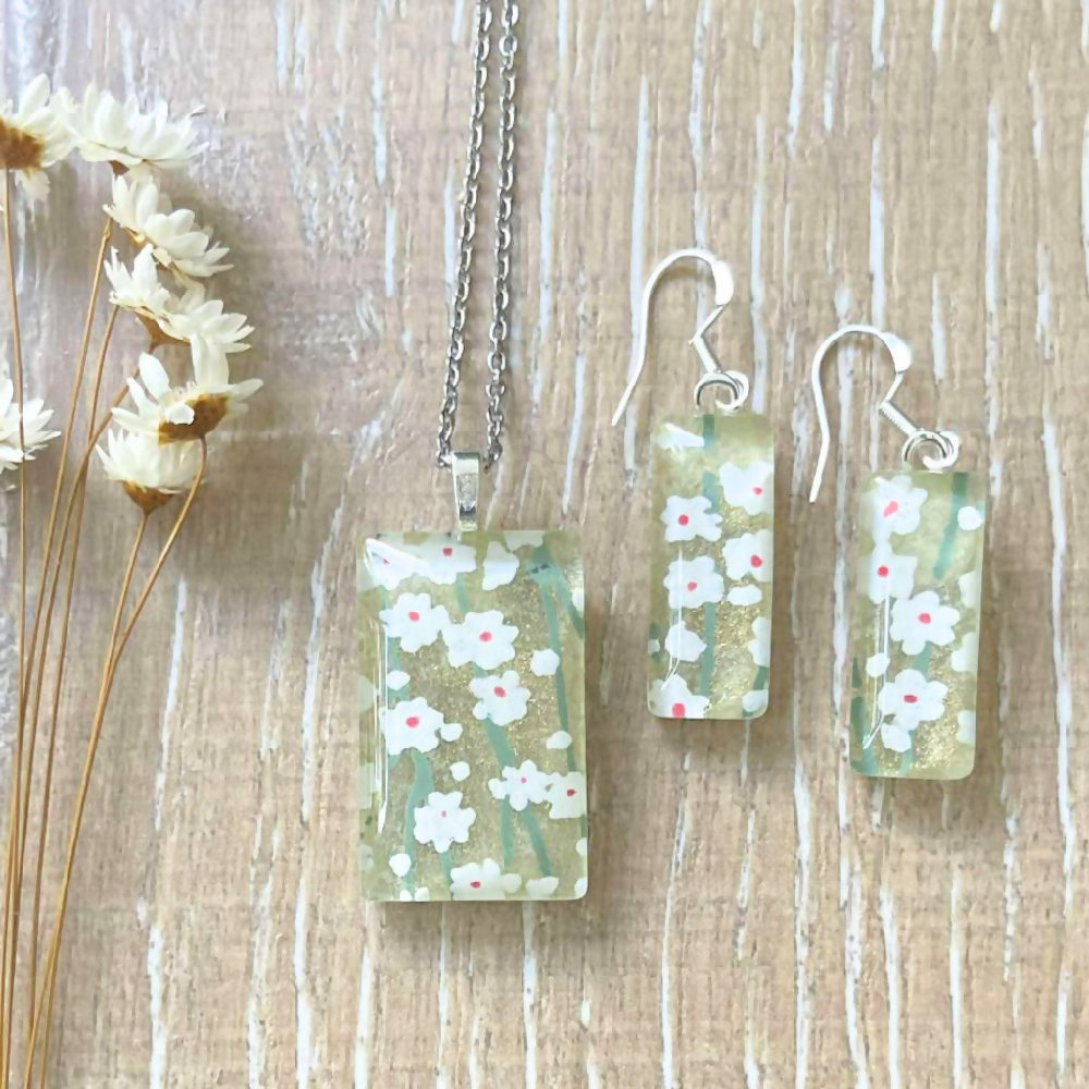 green-and-white-flower-pendant-earring-set