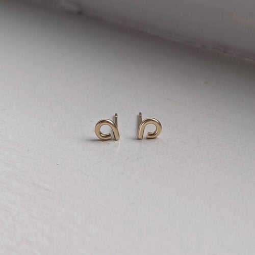 handmade loop studs × 9ct gold