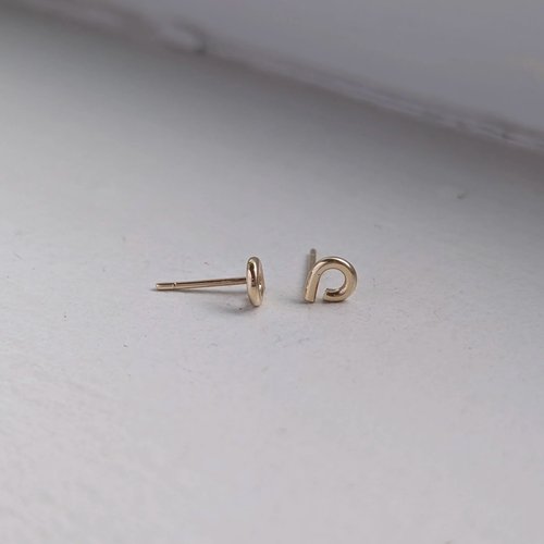 handmade loop studs × 9ct gold