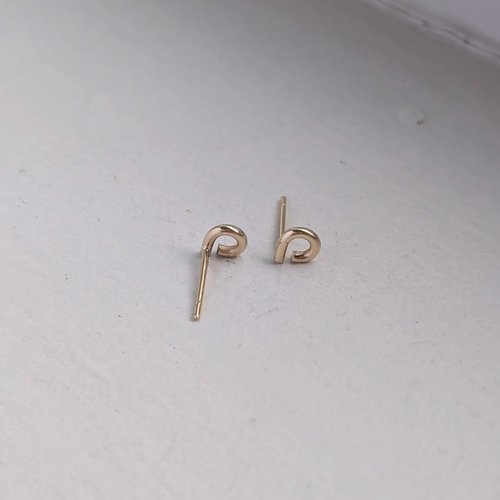 handmade loop studs × 9ct gold