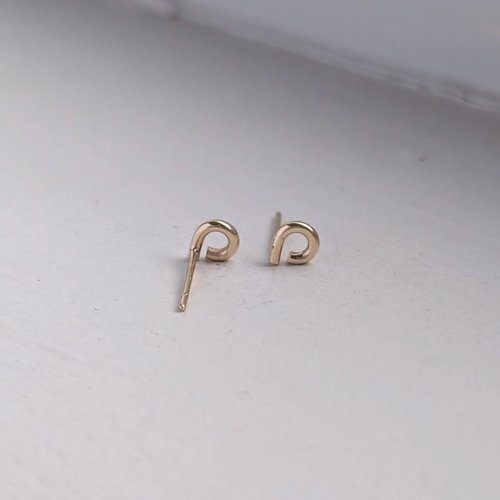 handmade loop studs × 9ct gold