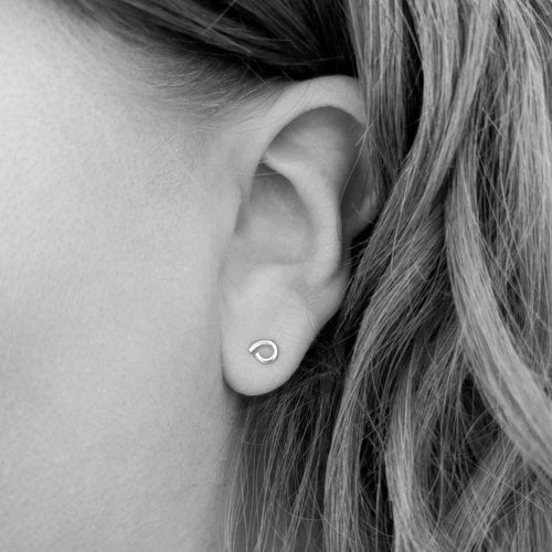 handmade loop studs × 9ct gold