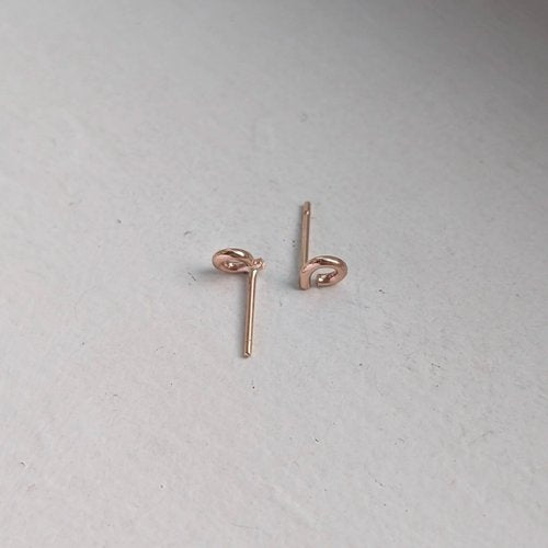 handmade loop studs × 9ct gold