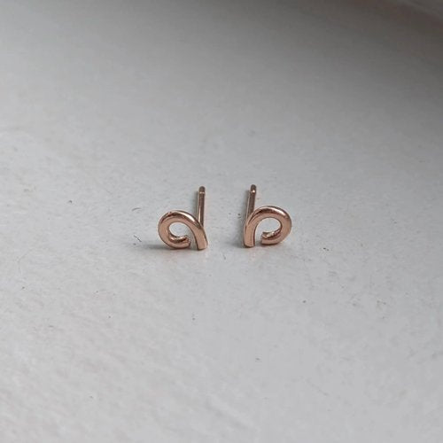 handmade loop studs × 9ct gold