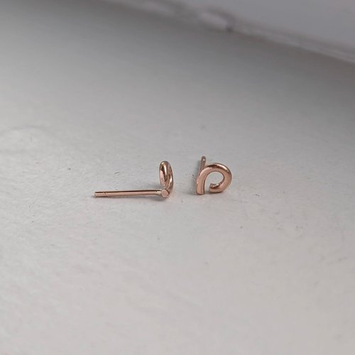 handmade loop studs × 9ct gold