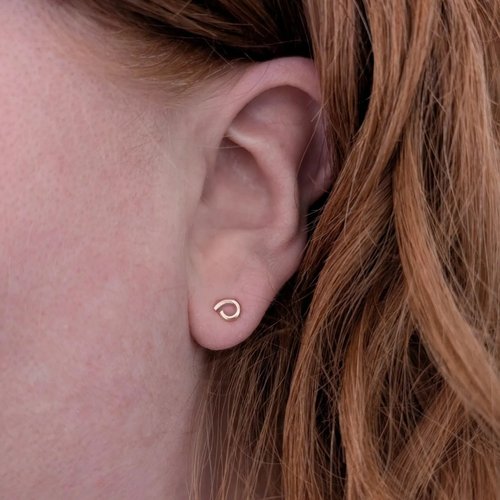 handmade loop studs × 9ct gold