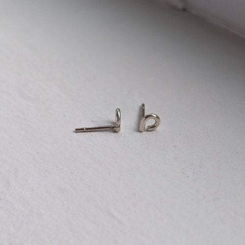 handmade loop studs × 9ct gold