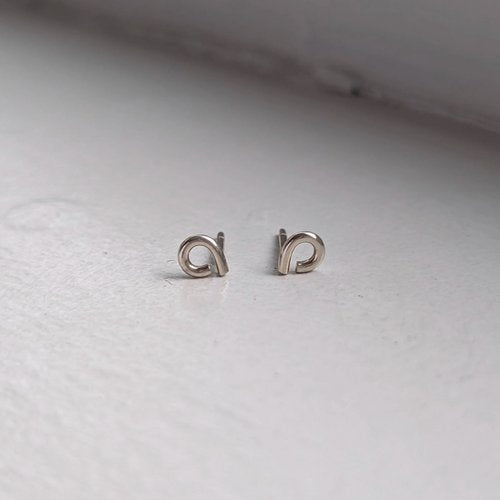 handmade loop studs × 9ct gold