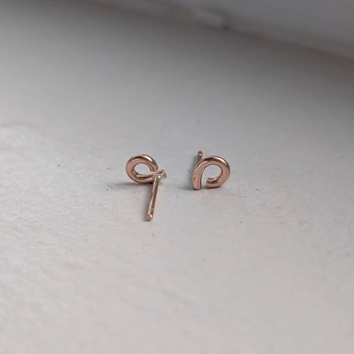 handmade loop studs × 9ct gold