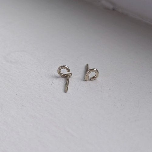 handmade loop studs × 9ct gold