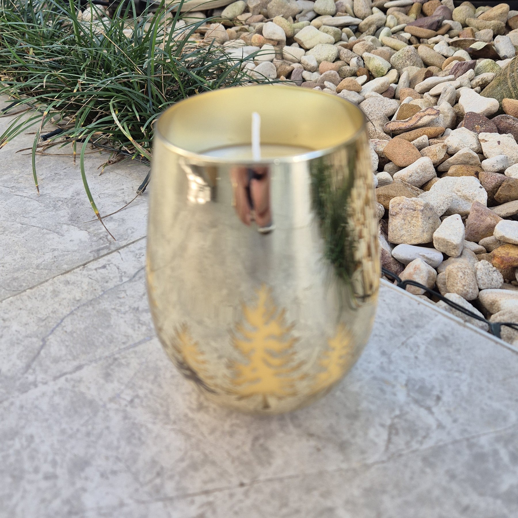 Gold stemless glass christmas candle with lavender and amethyst