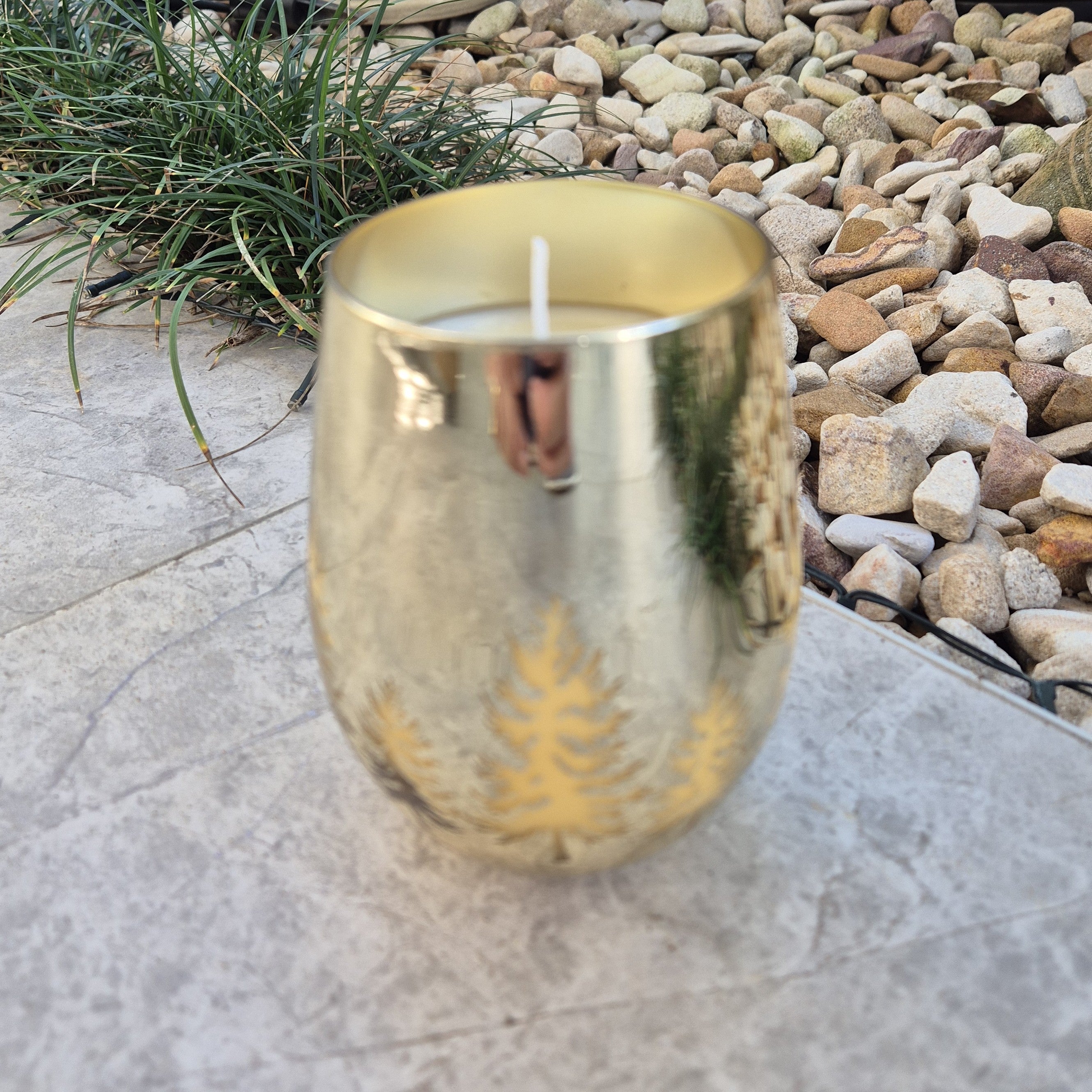 Gold stemless glass christmas candle with lavender and amethyst
