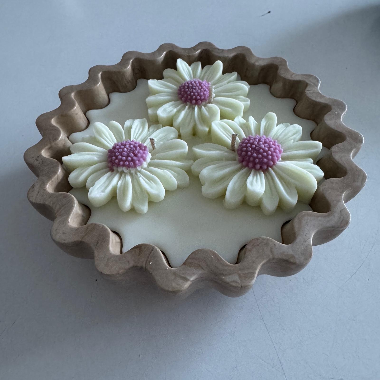 Eco-concrete daisy bowl candle with rose and lavender