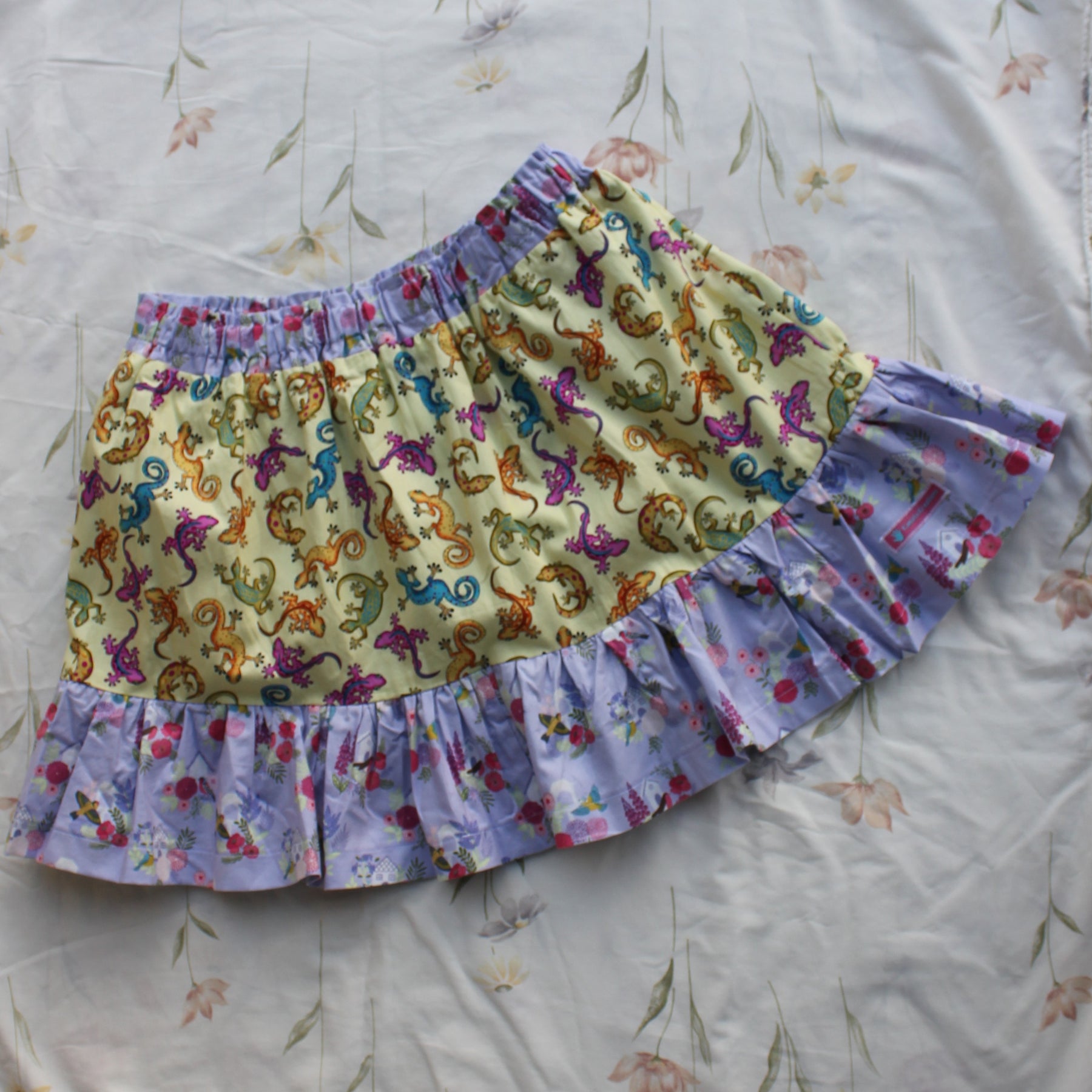 Womens Size Medium, Short Skirt, Lizards/Country Floral.