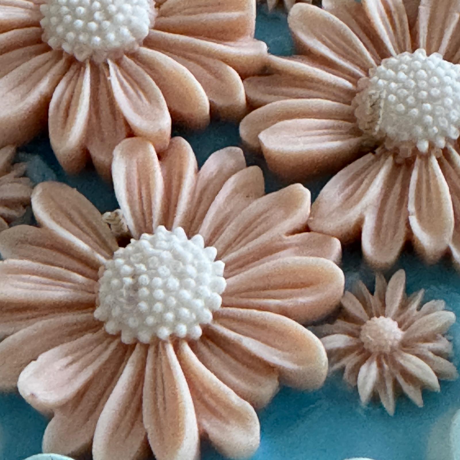 Blue and peach eco-concrete daisy bowl candle