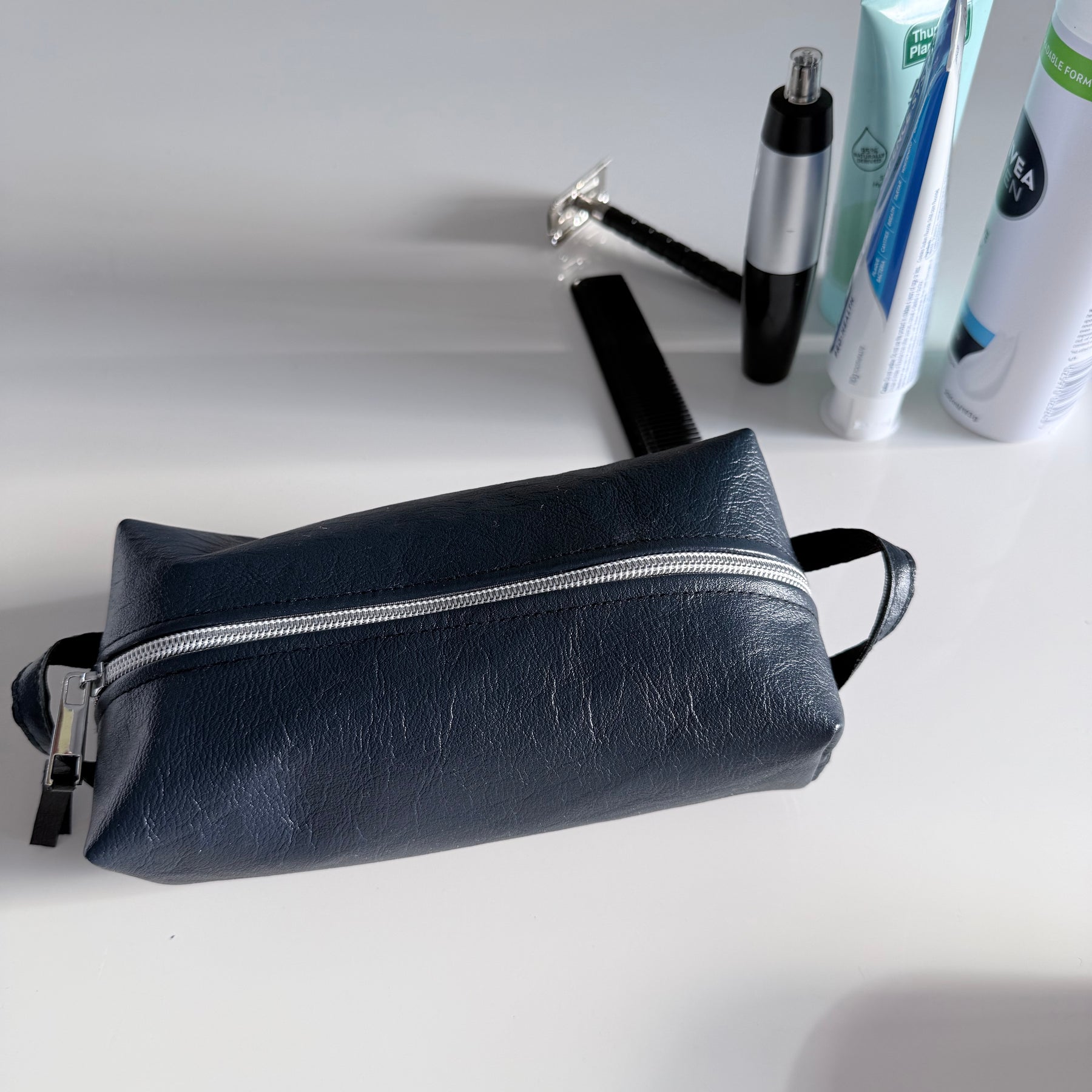Men’s toiletries / cables bag