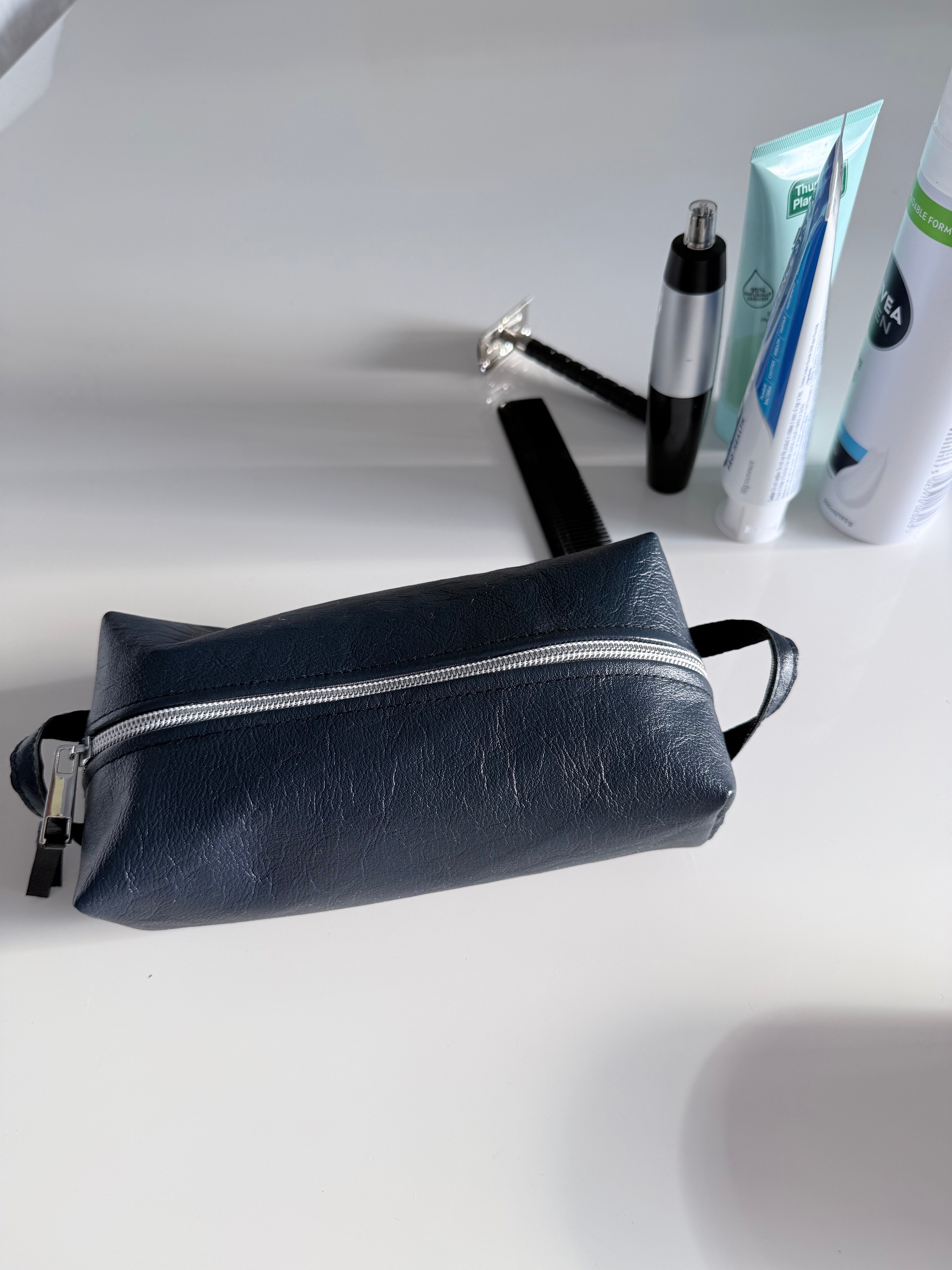 Men’s toiletries / cables bag