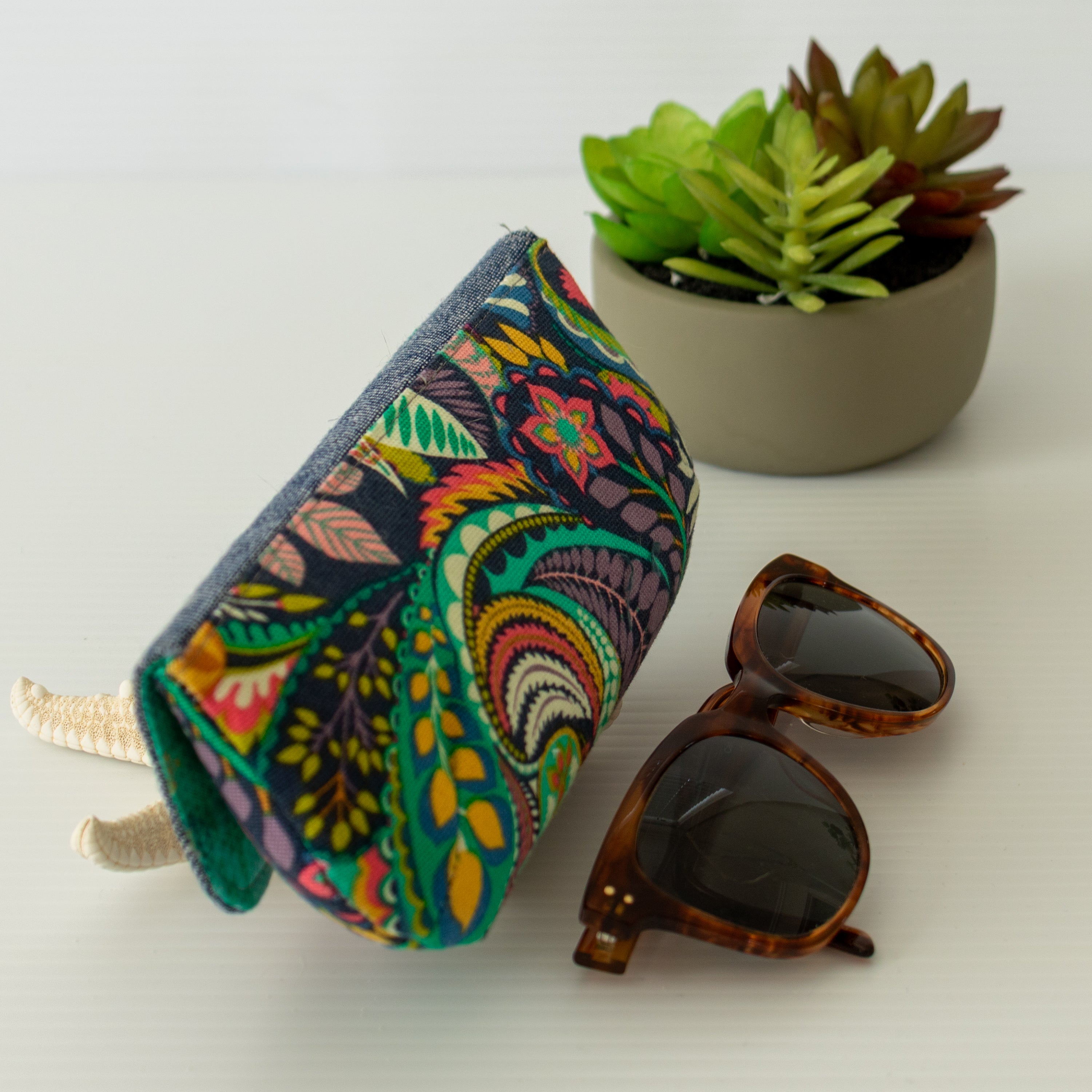 Ellen Solstice Glasses / Sunglass Case