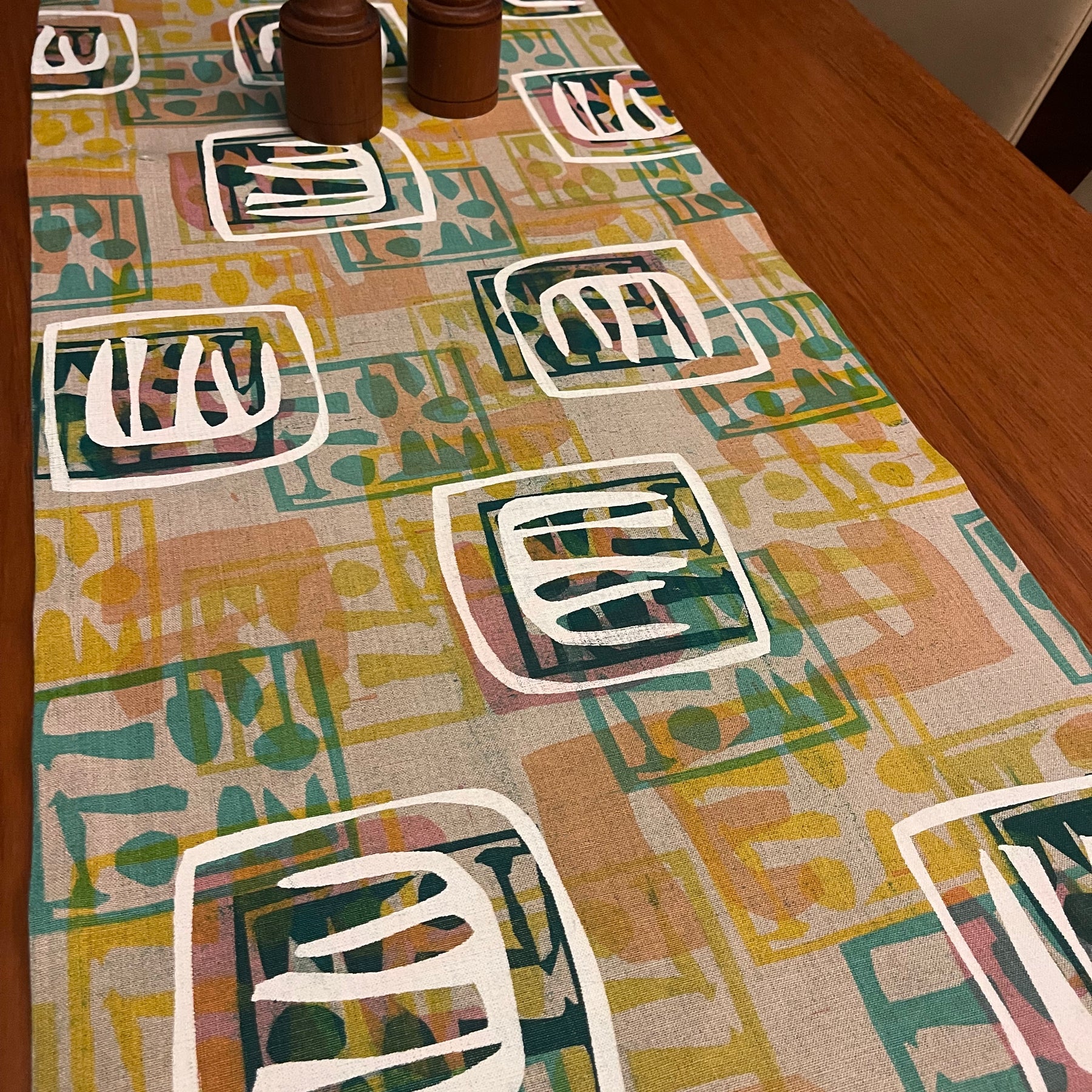 Table runner - white on turquoise motif
