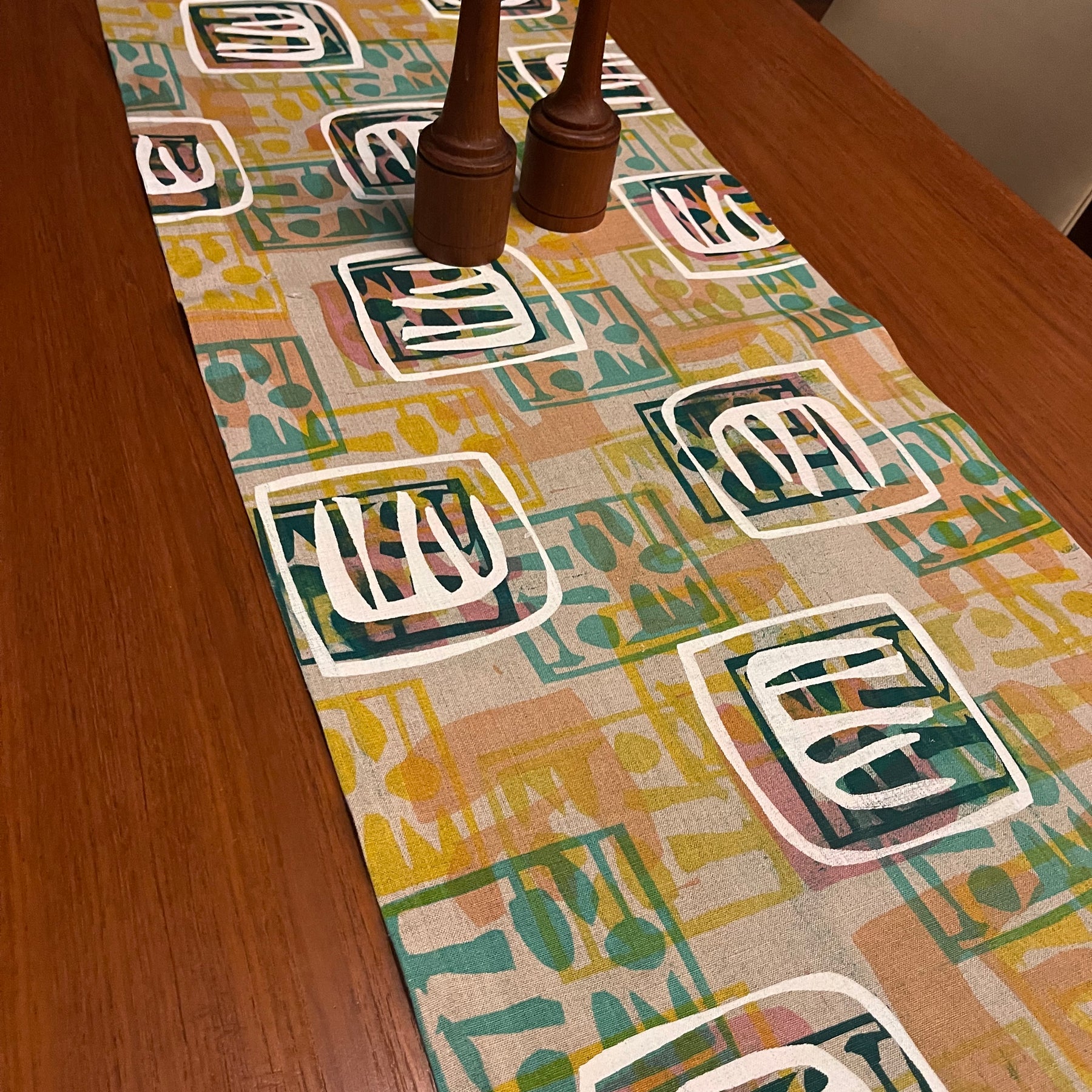 Table runner - white on turquoise motif
