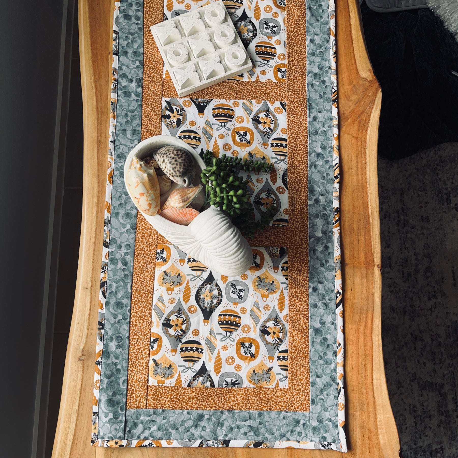 Christmas table runner | Reversible | christmas baubles