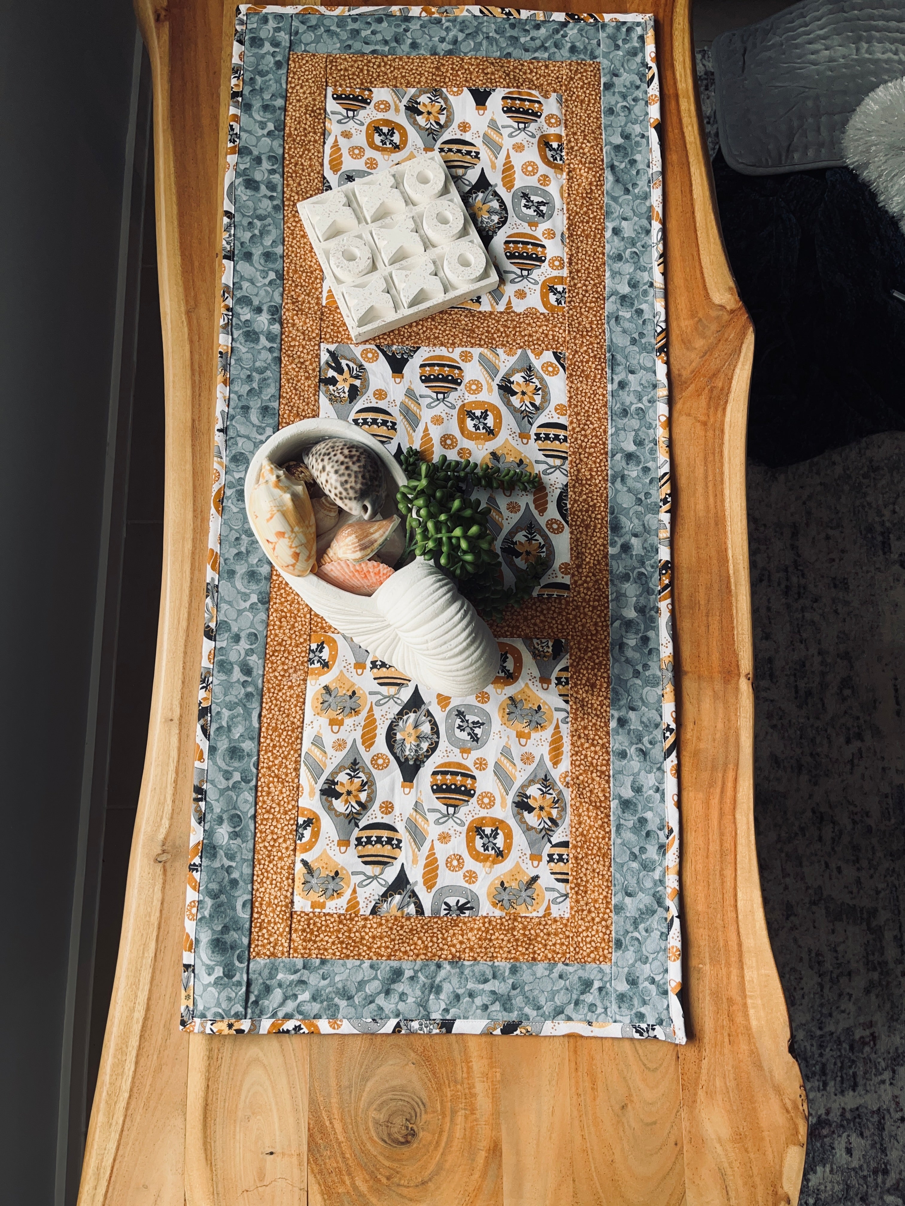 Christmas table runner | Reversible | christmas baubles