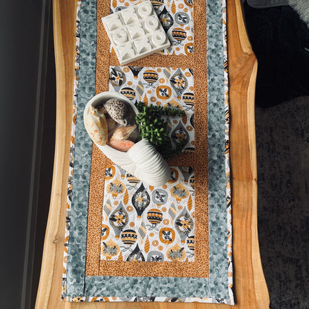 Christmas table runner | Reversible | christmas baubles