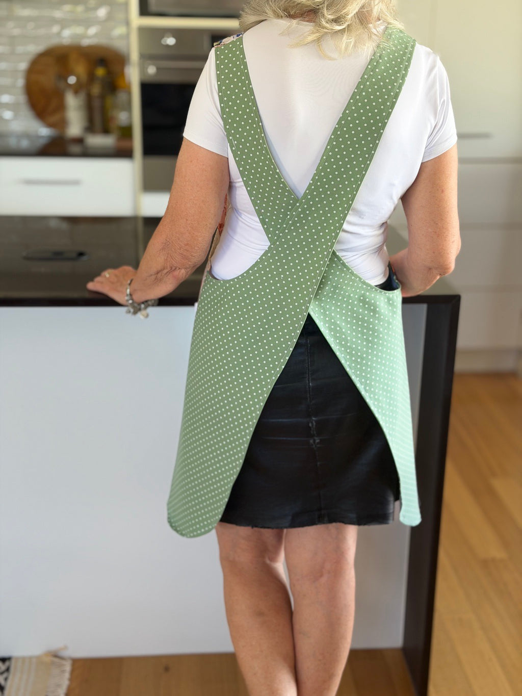 Amalfi coast Japanese style cross back kitchen apron. Crafting, gardening, no ties apron.