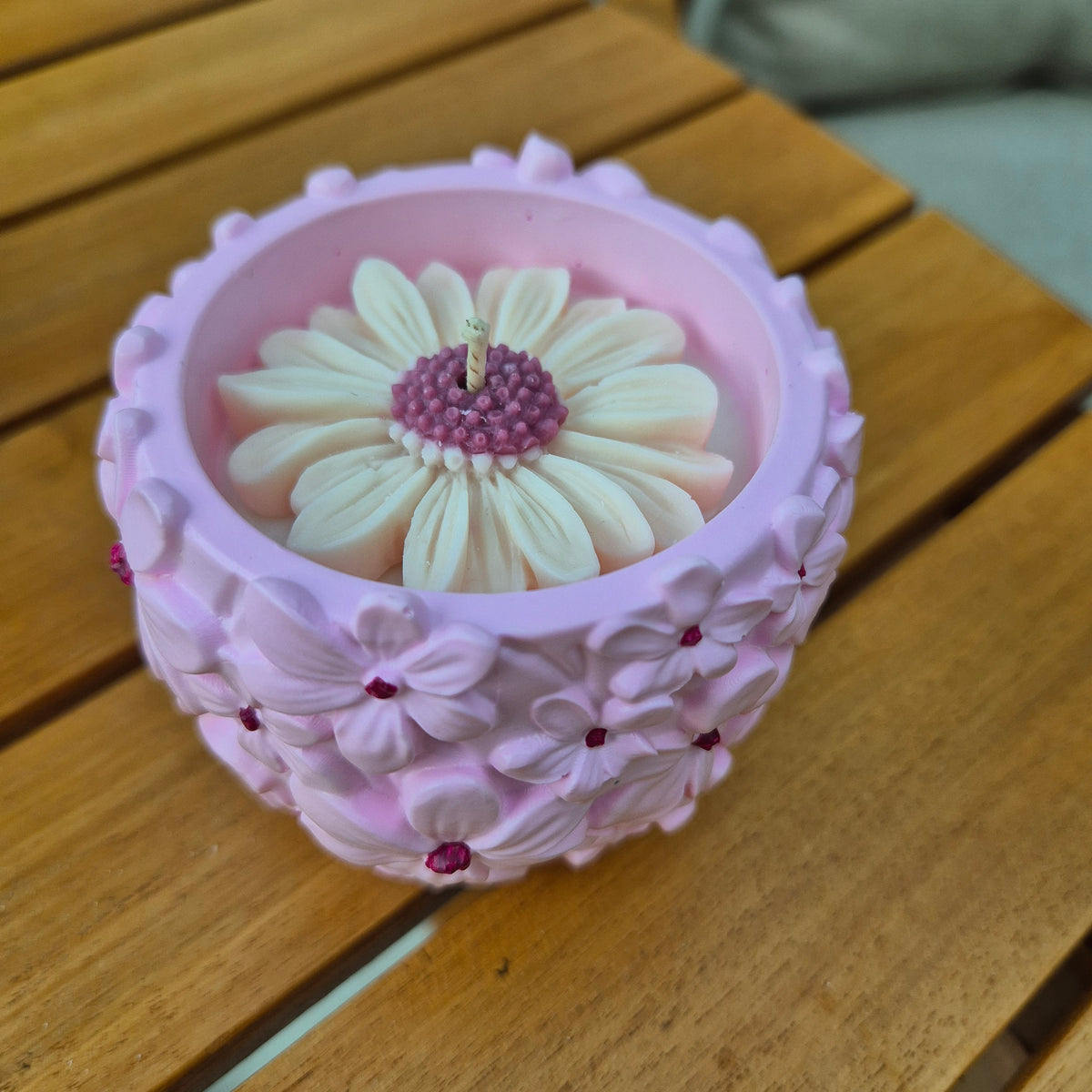 Concrete soy wax 3D daisy tub candle scented with gardenia