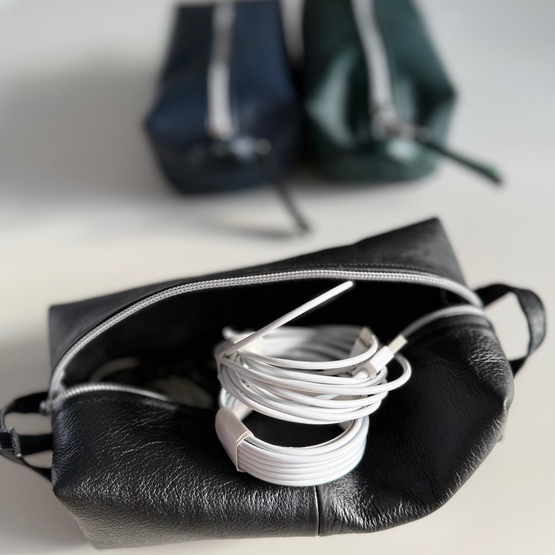 Men’s toiletries / cables bag