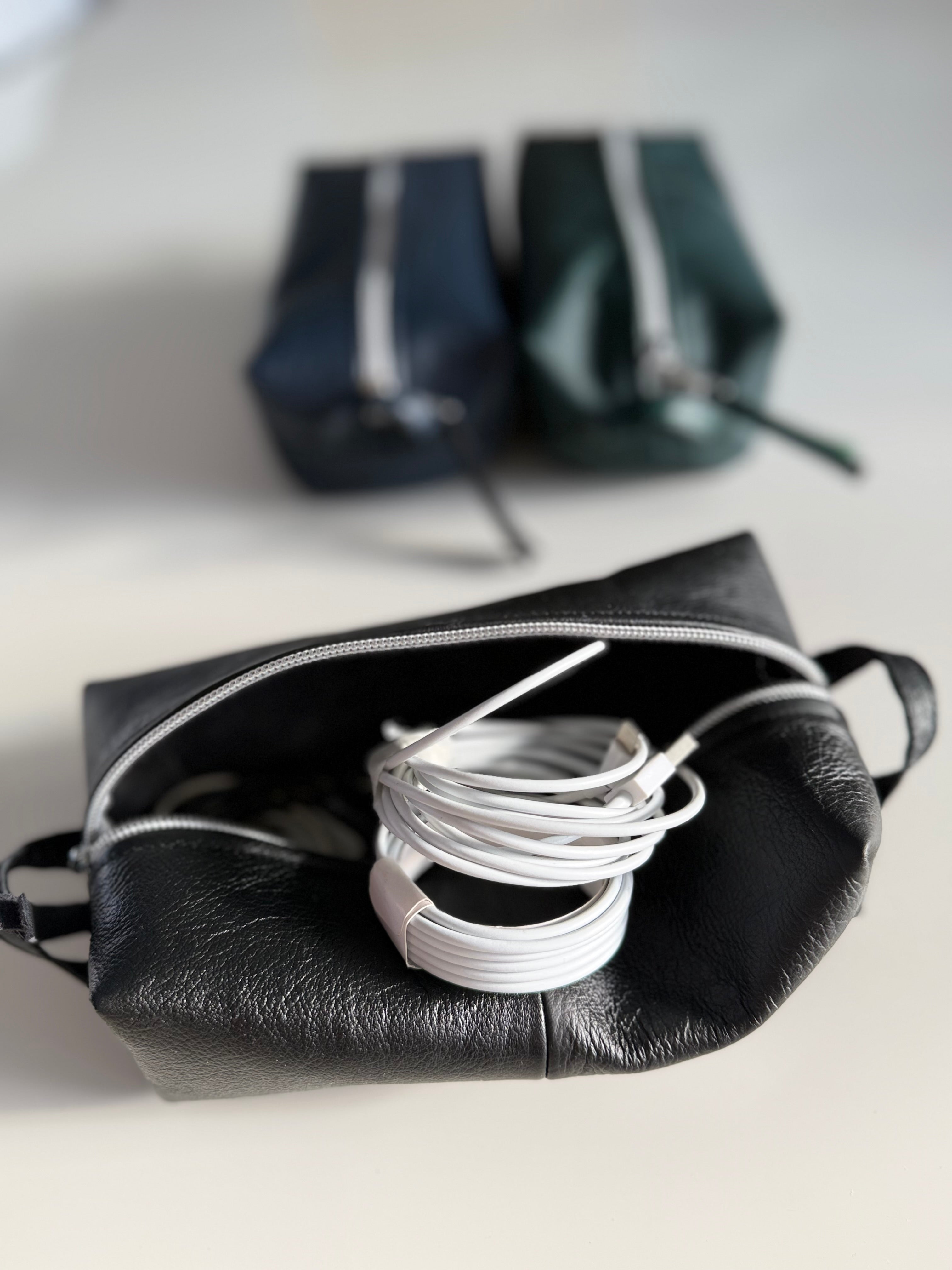 Men’s toiletries / cables bag