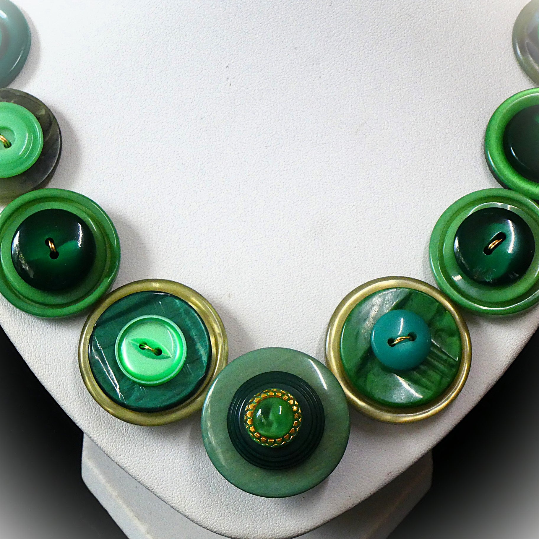 Button necklace - Go Green