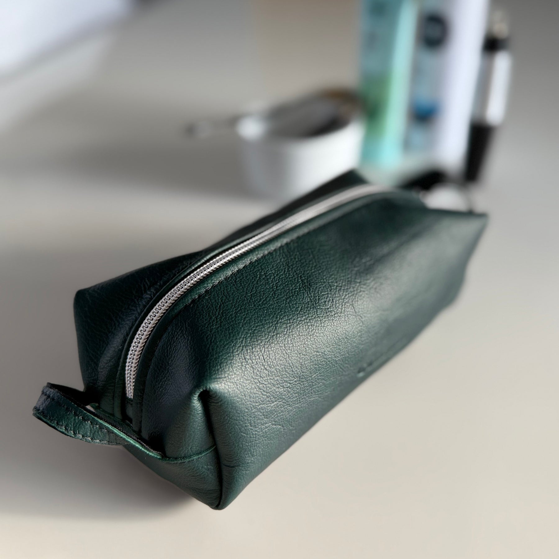 Men’s toiletries / cables bag