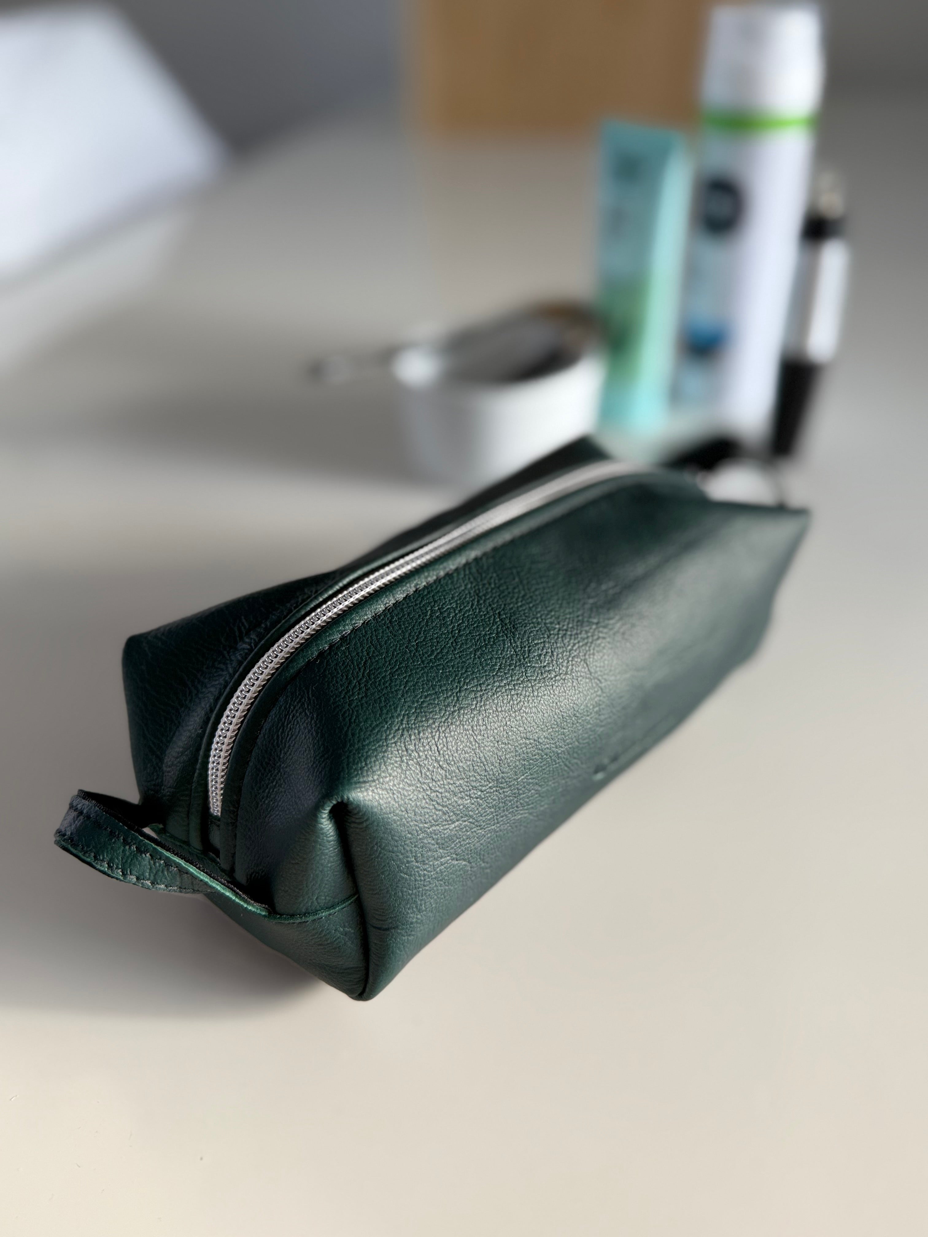 Men’s toiletries / cables bag